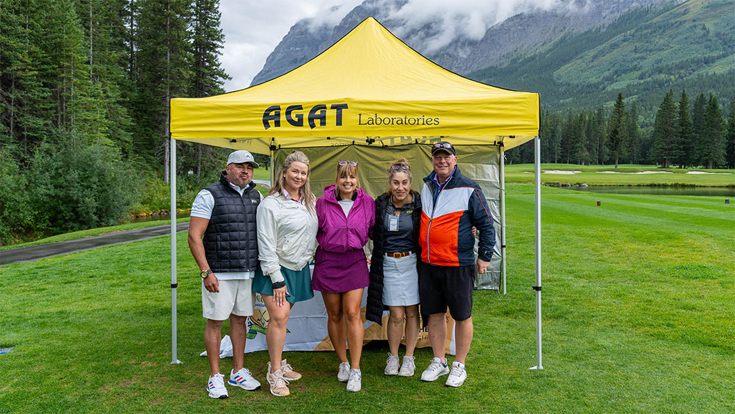 Famille marchant ensemble en plein air en automne