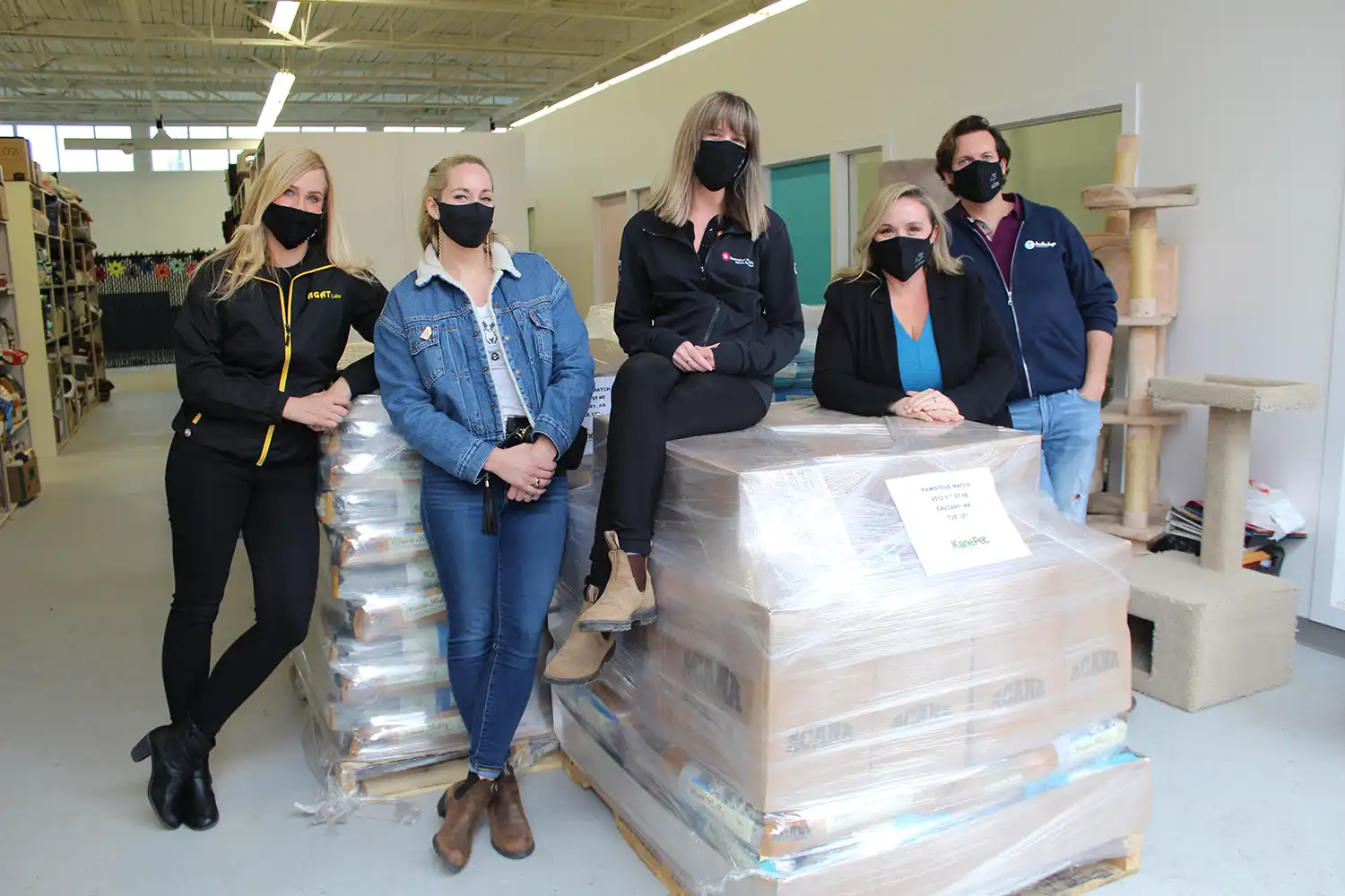 La Fondation AGAT s'associe à des organisations communautaires pour livrer de la nourriture et des fournitures aux refuges pour animaux de Calgary pendant la pandémie de COVID-19.