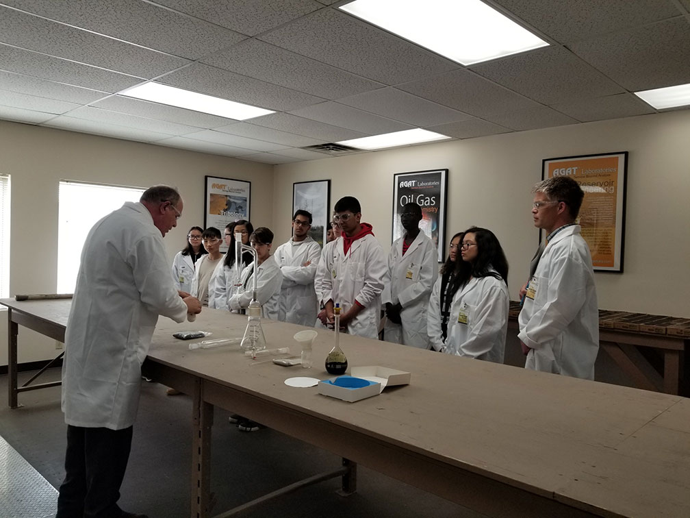 student-tour-at-agat-labs-chemistry-demo-by-scientist